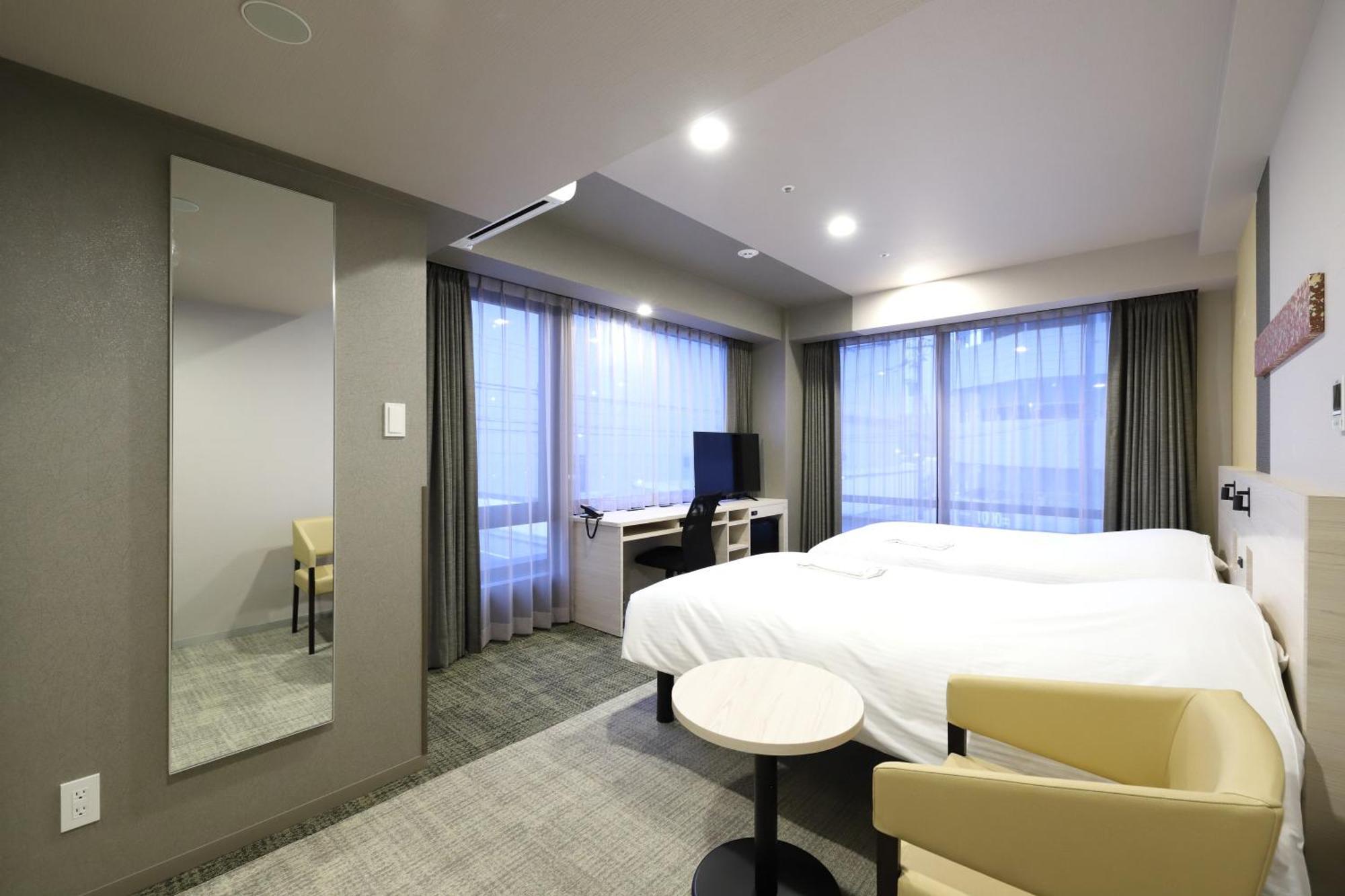 Corner Twin Room with View
